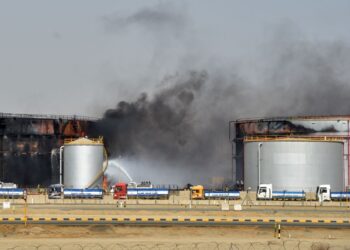 HOUTHI menjadikan infrastruktur minyak sebagai sasaran serangannya di Arab Saudi. - AFP