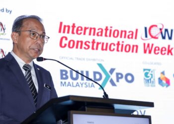 AHMAD Farrin Mokhtar berucap pada Majlis Pra-pelancaran International Construction Week (ICW), BuildXpo Malaysia dan ICTC 2026 di Pusat Pameran dan Dagangan Antarabangsa Malaysia (MITEC). UTUSAN/MUHAMAD IQBAL ROSLI