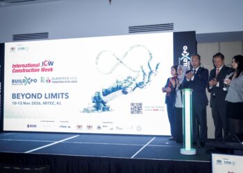 KETUA Pegawai Eksekutif CIDB Malaysia, Sr. Ahmad Farrin Mokhtar menyempurnakan gimik Pra-pelancaran International Construction Week (ICW), BuildXpo Malaysia dan ICTC 2026 di Pusat Pameran dan Dagangan Antarabangsa Malaysia (MITEC) di Kuala Lumpur, hari ini. - UTUSAN/MUHAMAD IQBAL ROSLI/
