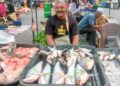 MOHD. Amin Othman menjual pelbagai spesies ikan Sungai Pahang di Pekan Sehari bandar Jerantut di Jerantut, Pahang. – UTUSAN/HARIS FADILAH AHMAD