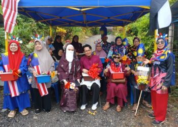 SEBAHAGIAN penerima bantuan terdiri daripada warga emas dan golongan kurang berkemampuan memeriahkan sambutan Hari Kebangsaan di pekarangan rumah Faizah Awang Boh dan Mohamad Shahimi Ismail di Kampung Awah di Maran, Pahang.