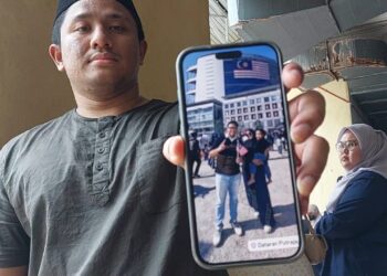 MOHD. Hafiz Rifqi Mohd. Kazwan menunjukkan gambar Nur Atiqah Sofiya sekeluarga yang maut dalam kemalangan membabitkan 11 kenderaan di Lebuh Raya Pantai Timur Satu (LPT1) dekat Lanchang di Temerloh, Pahang. - FOTO/SHAIKH AHMAD RAZIF