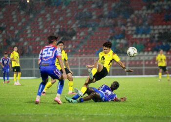 PEMAIN Negeri Sembilan (kanan) gagal melepasi kawasan pemain Kelantan City pada aksi 16 pasukan Piala FA di Stadium Sultan Muhammad IV, Kota Bharu, Kelantan malam tadi-UTUSAN/KAMARUL BISMI KAMARUZAMAN