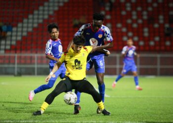 ABDUL Rahman Daud (tengah) cuba mengawal bola pada perlawanan Piala FA 2026/2027 Kelantan City FC menentang Negeri Sembilan FC di Stadium Sultan Muhammad IV, Kota Bharu.-FOTO/KAMARUL BISMI KAMARUZAMAN