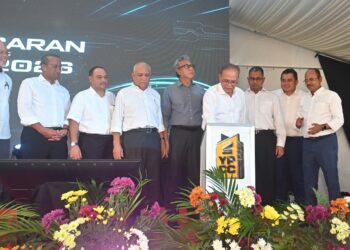 WAN ROSDY Wan Ismail (depan) menyempurnakan gimik perasmian selepas melancarkan YP Commercial Centre (YPCC) di Tanjung Lumpur di Kuantan. Pahang. - FOTO/SHAIKH AHMAD RAZIF