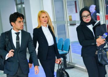 WAN Azwan Aiman Wan Fakhruddin (kiri), Datuk Tania Scivetti dan Effa Azuin Aidrul Hisham selepas pertuduhan di Mahkamah Sesyen di sini hari ini ditangguhkan akibat bekas Ketua Pegawai Operasi (COO) Lembaga Tabung Haji (TH) dimasukkan ke wad akibat masalah jantung. - UTUSAN/SADDAM YUSOFF