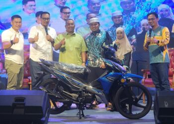 MUHAMMAD Sanusi Md. Nor (tiga dari kiri) meluangkan masa menyampaikan hadiah cabutan bertuah kepada pemenang selepas selesai Podcast Anak Muda sempena Muktamar Pas ke-72 di PUTIK, Pengkalan Chepa, Kota Bharu, Kelantan. - UTUSAN/MUSTAQIM MOHAMED