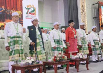 ASYRAF Wajdi Dusuki (tiga dari kanan) menghadiri Muktamar Pas Kali Ke-72 di Pusat Tarbiah Islamiah Kelantan (Putik), Pengkalan Chepa, Kota Bharu, Kelantan. - UTUSAN/YATIMIN ABDULLAH