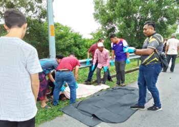ANGGOTA polis mengangkat jenazah Allahyarham Zamri Rismawadi yang dirempuh sebuah kereta di Kilometer 18, Lebuh Raya Kota Bharu-Kuala Krai dekat Ketereh, Kota Bharu, Kelantan.