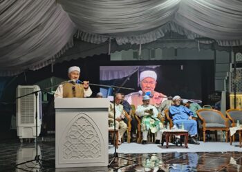 TUAN Ibrahim Tuan Man menyampaikan ucapan sempena sambutan Jubli Intan 75 Tahun Pas di Pusat Tarbiah Islamiah Kelantan (PUTIK) Pengkalan Chepa, Kota Bharu, Kelantan, sebentar tadi-UTUSAN/YATIMIN ABDULLAH
