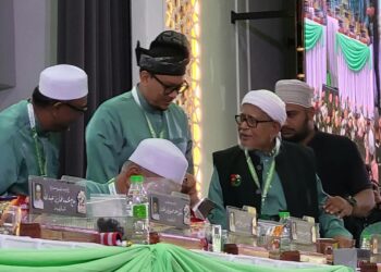 ABDUL Hadi Awang (kanan) semasa menghadiri Muktamar Tahunan Pas Ke-72 di Pusat Tarbiah Islamiah Kelantan (Putii), Pengkalan Chepa, Kota Bharu, Kelantan .- UTUSAN/MUSTAQIM MOHAMED