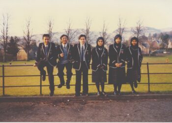 Pelajar-pelajar tajaan PNB ambilan pertama pada tahun 1996 
di Morrison’s Academy, Scotland.