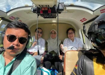 DR. Ainul Baroah Kamaruddin (duduk, belakang) maut dalam tragedi helikopter terhempas di kawasan Lapangan Terbang Long Lellang, Ulu Baram, Marudi, Sarawak, petang tadi.
