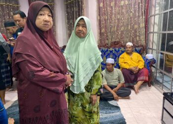 ROGAYAH Mohd. Noor (kiri) semasa menerima kunjungan dari sanak saudara di rumahnya di Kampung Baung, Kota Bharu, Kelantan.-UTUSAN/YATIMIN ABDULLAH.