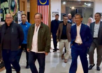 ISMAIL Lasim selepas mempengerusikan mesyuarat mingguan Exco di sebuah resort di Seremban, awal pagi tadi.-UTUSAN / NOR SHAFIQAH MOHD GHAZALI