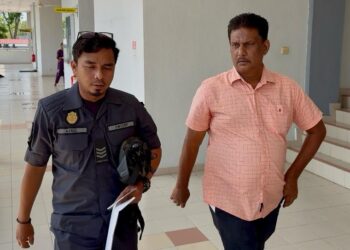 SULTAN Mohamed Hussain hadir ke Kompleks Mahkamah Seremban hari ini atas pertuduhan membuang sampah di tempat awam pada Januari lalu. -UTUSAN/NOR SHAFIQAH MOHD GHAZALI.