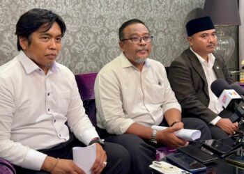 MOHD. Khairul Azam Abdul Aziz (tengah) semasa sidang akhbar di Seremban, Negeri Sembilan hari ini. -UTUSAN/NOR SHAFIQAH MOHD. GHAZALI.