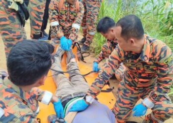 ANGGOTA bomba dan penyelamat  mengeluarkan mangsa  di Jungle Trail 10, Tanah Rata, Cameron Highlands, Pahang. - IHSAN JBPM PAHANG