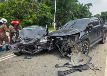 PEMANDU dan penumpang sebuah Honda Civic maut selepas kenderaan dinaiki mereka bertembung dengan Toyota Hilux di Jalan Gambang-Maran berhampiran simpang Kampung Paya Rambutan, Tasik Paya Bungor, Kuantan, Pahang. - IHSAN BOMBA