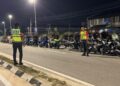 ANTARA penunggang motosikal yang ditahan dalam Op Samseng Jalanan di Jalan Pasir Puteh dekat Station 18, Ipoh awal pagi ini.
