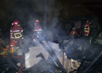PASUKAN bomba dan penyelamat berjaya memadamkan kebakaran sebuah rumah yang didiami seorang warga emas di Kampung Baru Cendering di Kuantan, Pahang.