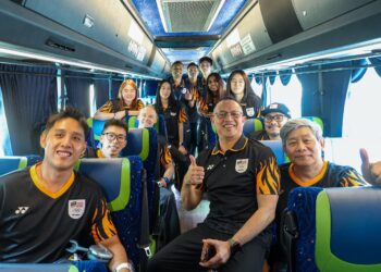 REXY (tengah) bersama barisan pemain sebelum berlepas ke Jepun bagi Sukan Asia 2026 di ABM, Bukit Kiara, hari ini. - UTUSAN/iSKANDAR ISHAK