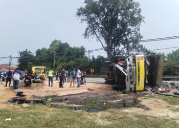 KEADAAN kemalangan yang meragut nyawa pasangan suami isteri di Kampung Gong Kedak, Besut, Terengganu. - UTUSAN/WAN ZURATIKAH IFFAH WAN ZULKIFLI