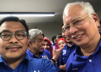 MOHD. SHARKAR SHAMSUDIN (kiri) dan Najib Razak