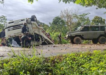 DUA anggota sukarelawan pertahanan Daerah Sukhirin di Wilayah Narathiwat, Thailand terbunuh manakala 16 lagi cedera dalam pertempuran dengan anggota kumpulan pemisah petang semalam. - IHSAN ISOC