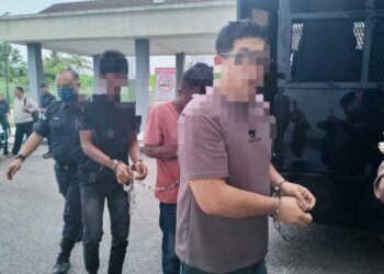 SUSPEK dibawa Mahkamah Majistret Kota Bharu, Kelantan untuk mendapatkan perintah tahanan reman. - UTUSAN/ ROHANA ISMAIL