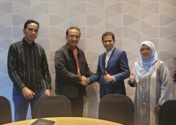 HUSIN Deraman (dua dari kiri) bersama Pengurus Besar Ibis Style Hotel, Zakaria Harun (dua dari kanan), Presiden Majlis Tindakan Rakyat Kelantan, Aiman Yusri Mohd. Yusof (kiri) dan Pengarah Sektor Pendidikan Khas Jabatan Pendidikan Negeri Kelantan, Intan Izati Mohd. Hashim (kanan) capai persetujuan dalam mesyuarat ringkas di Kota Bharu, Kelantan hari ini. UTUSAN/MUSTAQIM MOHAMED