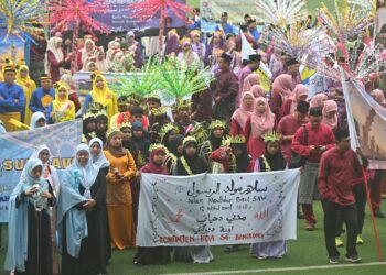 ANTARA kontinjen yang menyertai perarakan Maulidur Rasul peringkat Wilayah Jengka dari Stadium Tun Abdul Razak Jengka ke Balora Mastika Jengka di Maran, Pahang. - FOTO/SHAIKH AHMAD RAZI