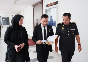 MUHAMMAD Iman Masjuri (tengah), pegawai pendakwa semasa menghadiri prosiding perbicaraan di Mahkamah  Sesyen Kota Bharu, Kelantan hari ini-UTUSAN/KAMARUL BISMI KAMARUZAMAN.