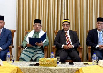 UNDANG Yang Empat ketika ditemui pemberita pada sidang akhbar di Kediaman Rasmi dan Balai Undang Luak Sungei Ujong, Ampangan, Seremban, hari ini.- UTUSAN/NOR SHAFIQAH MOHD. GHAZALI