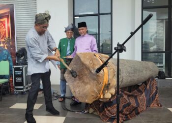 TAKIYUDDIN Hassan (kiri) memukul beduk sebagai gimik perasmian Karnival Cakna Rakyat DUN Bunut Payong di Lembah Sireh, Kota Bharu, Kelantan. - UTUSAN/MUSTAQIM MOHAMED