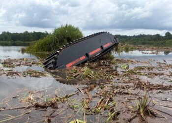 SEORANG lelaki maut selepas jengkaut yang dipandunya terbalik ketika menjalankan kerja-kerja pembersihan di Tasik Bera di Bera, Pahang. - FOTO IHSAN JBPM PAHANG
