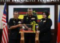AZMI Kamaruzaman (tengah) menyaksikan simbolik penyerahan tongkat kuasa di antara mantan Pengarah SPRM Kelantan, Azmin Yusoff (kiri) kepada Pemangku Pengarah SPRM Negeri Kelantan, Najwa Mohd. Sabry ketika hadir Majlis Persaraan dan Serah Terima Tugas Pengarah SPRM Kelantan di Pejabat SPRM Negeri Kelantan, Kota Bharu, Kelantan. - UTUSAN/KAMARUL BISMI KAMRUZAMAN