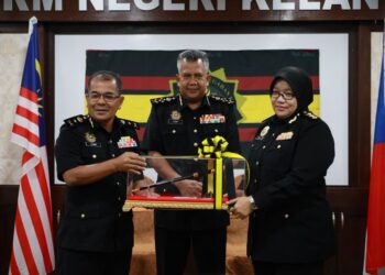 AZMI Kamaruzaman (tengah) menyaksikan simbolik penyerahan tongkat kuasa di antara mantan Pengarah SPRM Kelantan, Azmin Yusoff (kiri) kepada Pemangku Pengarah SPRM Negeri Kelantan, Najwa Mohd. Sabry ketika hadir Majlis Persaraan dan Serah Terima Tugas Pengarah SPRM Kelantan di Pejabat SPRM Negeri Kelantan, Kota Bharu, Kelantan. - UTUSAN/KAMARUL BISMI KAMRUZAMAN