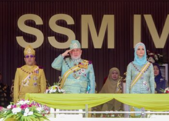 SULTAN Muhammad V (tengah) melakukan tabik hormat semasa perbarisan sempena Perayaan Ulang Tahun Hari Keputeraan Sultan Muhammad V Yang Ke-57 di Stadium Sultan Muhammad IV, Kota Bharu, Kelantan. - UTUSAN/KAMARUL BISMI KAMARUZAMAN