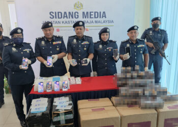 ROSLAN Yusoff (tiga dari kanan) menunjukkan sebahagian telefon pintar terpakai yang dirampas dalam sidang akhbar di Wisma JKDM Melaka, Ayer Keroh, Melaka hari ini.