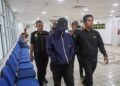 ROSLEE Mamat semasa dibawa ke Mahkamah Sesyen Kuala Terengganu atas empat pertuduhan menerima suapan. - UTUSAN/PUQTRA HAIRRY