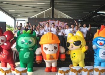 WARGA kerja Matrix Concepts turut bersama lima maskot Matrix Elementals iaitu Mento, Muz, Matrix, Moossi dan Mawar, Meraikan hujung minggu Merdeka Malaysia Kita yang penuh bermakna di Kluang.