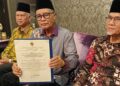 MAAROF Mat Rashad menunjukkan surat ditandatangani Ismail Lasim mengesahkan penurunan takhta Tuanku Muhriz di Seremban, Negeri Sembilan malam tadi.-UTUSAN/NAZARUDIN SHAHARI.