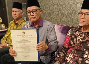 MAAROF Mat Rashad menunjukkan surat ditandatangani Ismail Lasim mengesahkan penurunan takhta Tuanku Muhriz di Seremban, Negeri Sembilan malam tadi.-UTUSAN/NAZARUDIN SHAHARI.