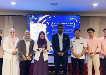 Nurul Ain Mohamad Khdri , Ketua Pegawai Eksekutif ARVIA Solutions dan pasukan ARVIA serta pasukan perundangan bersama Kalaichelvan Balakrishnan, Ketua Penolong Setiausaha Kanan MOSTI serta wakil daripada MRANTI Corporation sempena Majlis Pengiktirafan Pensijilan MYSTI hari ini.