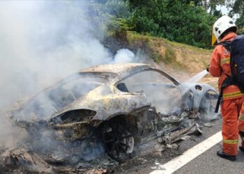 SEBUAH kereta mewah jenis Porsche musnah terbakar di susur keluar ke Tol Lanchang, Lebuhraya Pantai Timur (LPT), Temerloh, Pahang. - IHSAN JBPM