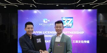 ALVIN Wong (kiri) dan Leo Zhou, pada majlis pemeteraian kerjasama pelesenan Douyin antara kedua-dua syarikat di GPU Lounge KL Eco City, hari ini.