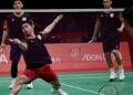 Goh Sze Fei (tengah) bersama Nur Izzuddin Rumsani (kiri). IHSAN MSN