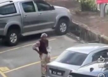 GAMBAR lelaki yang didakwa membawa parang sambil meminta sedekah di Taman Pekan Baru, Sungai Petani. - MEDIA SOSIAL