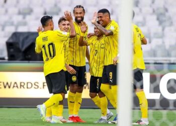 BERGSON (kanan) meraikan gol pertamanya bersama Harimau Malaya pada aksi Piala ASEAN FIFA 2026 di Stadium Gelora Bung Karno, Jakarta, semalam. - IHSAN MALAYSIA NT